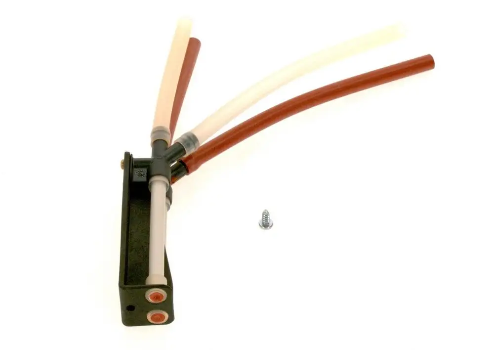 BOSCH Verdampfer mit mehreren, farbigen Schläuchen (rot und transparent) und einer Montageplatte. Im Vordergrund steht eine Schraube.
